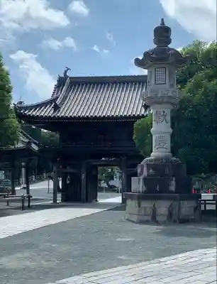 豊川閣　妙厳寺の山門・神門