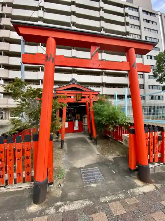三ツ梅稲荷大神の鳥居