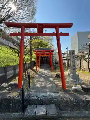 稲荷社(義市稲荷社)の{uncategorized: "未分類", other: "その他", undefined: "問題あり", building: "その他建物", grave: "お墓", sacred_gate: "鳥居", guardian: "狛犬", statue: "像", buddha: "仏像", history: "歴史", nature: "自然", garden: "庭園", animal: "動物", pagoda: "塔", temizu: "手水舎", mountain_gate: "山門・神門", sanctuary: "本殿・本堂", subordinate: "末社・摂社", art: "芸術", scenery: "景色", jizo: "地蔵", ema: "絵馬", goshuin: "御朱印", omikuji: "おみくじ", items: "授与品その他", amulet: "お守り", goshuincho: "御朱印帳", eats: "食事", festival: "お祭り", votive_dance: "神楽", shichigosan: "七五三参", wedding: "結婚式", experience: "体験その他", initially: "初詣", around: "周辺", anti_infection: "感染症対策"}