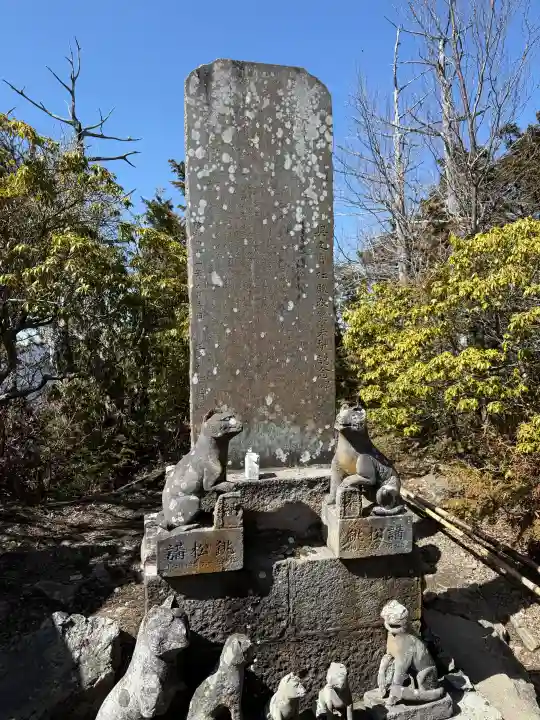 三峯神社奥宮の{uncategorized: "未分類", other: "その他", undefined: "問題あり", building: "その他建物", grave: "お墓", sacred_gate: "鳥居", guardian: "狛犬", statue: "像", buddha: "仏像", history: "歴史", nature: "自然", garden: "庭園", animal: "動物", pagoda: "塔", temizu: "手水舎", mountain_gate: "山門・神門", sanctuary: "本殿・本堂", subordinate: "末社・摂社", art: "芸術", scenery: "景色", jizo: "地蔵", ema: "絵馬", goshuin: "御朱印", omikuji: "おみくじ", items: "授与品その他", amulet: "お守り", goshuincho: "御朱印帳", eats: "食事", festival: "お祭り", votive_dance: "神楽", shichigosan: "七五三参", wedding: "結婚式", experience: "体験その他", initially: "初詣", around: "周辺", anti_infection: "感染症対策"}