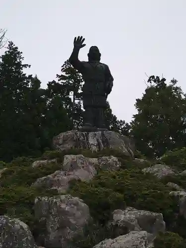 三峯神社の像