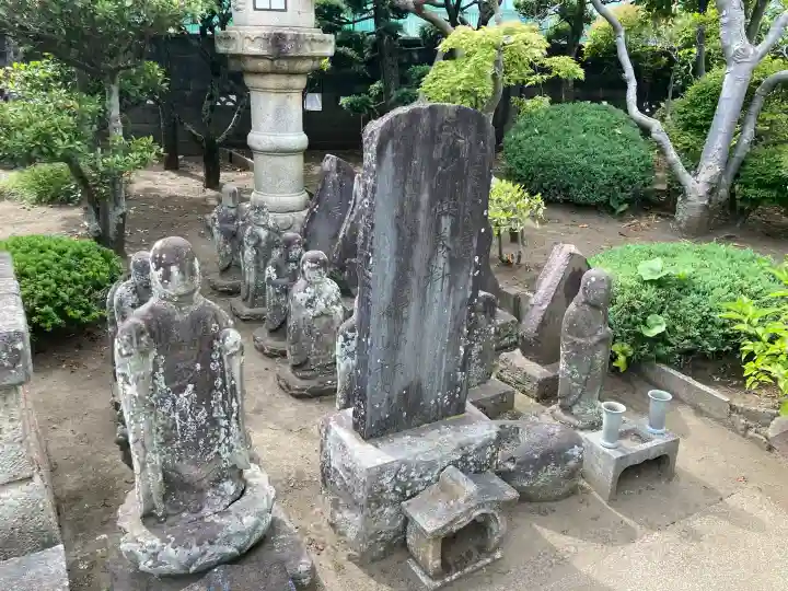泉蔵寺の{uncategorized: "未分類", other: "その他", undefined: "問題あり", building: "その他建物", grave: "お墓", sacred_gate: "鳥居", guardian: "狛犬", statue: "像", buddha: "仏像", history: "歴史", nature: "自然", garden: "庭園", animal: "動物", pagoda: "塔", temizu: "手水舎", mountain_gate: "山門・神門", sanctuary: "本殿・本堂", subordinate: "末社・摂社", art: "芸術", scenery: "景色", jizo: "地蔵", ema: "絵馬", goshuin: "御朱印", omikuji: "おみくじ", items: "授与品その他", amulet: "お守り", goshuincho: "御朱印帳", eats: "食事", festival: "お祭り", votive_dance: "神楽", shichigosan: "七五三参", wedding: "結婚式", experience: "体験その他", initially: "初詣", around: "周辺", anti_infection: "感染症対策"}