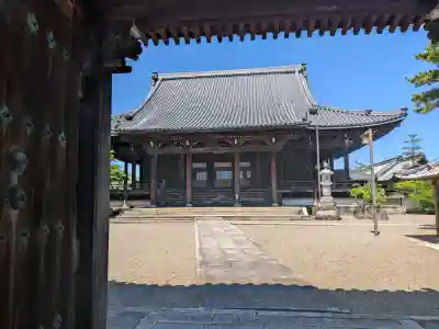 弘誓寺の{uncategorized: "未分類", other: "その他", undefined: "問題あり", building: "その他建物", grave: "お墓", sacred_gate: "鳥居", guardian: "狛犬", statue: "像", buddha: "仏像", history: "歴史", nature: "自然", garden: "庭園", animal: "動物", pagoda: "塔", temizu: "手水舎", mountain_gate: "山門・神門", sanctuary: "本殿・本堂", subordinate: "末社・摂社", art: "芸術", scenery: "景色", jizo: "地蔵", ema: "絵馬", goshuin: "御朱印", omikuji: "おみくじ", items: "授与品その他", amulet: "お守り", goshuincho: "御朱印帳", eats: "食事", festival: "お祭り", votive_dance: "神楽", shichigosan: "七五三参", wedding: "結婚式", experience: "体験その他", initially: "初詣", around: "周辺", anti_infection: "感染症対策"}
