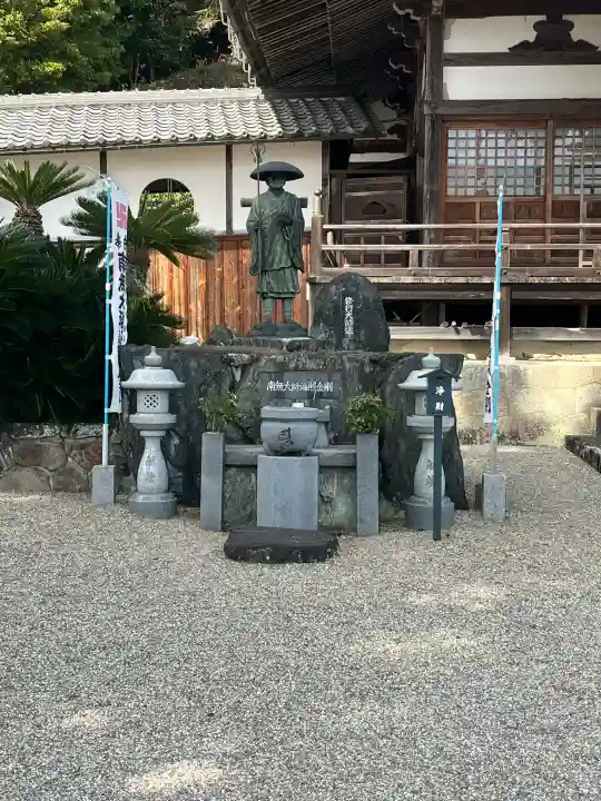 常福寺の{uncategorized: "未分類", other: "その他", undefined: "問題あり", building: "その他建物", grave: "お墓", sacred_gate: "鳥居", guardian: "狛犬", statue: "像", buddha: "仏像", history: "歴史", nature: "自然", garden: "庭園", animal: "動物", pagoda: "塔", temizu: "手水舎", mountain_gate: "山門・神門", sanctuary: "本殿・本堂", subordinate: "末社・摂社", art: "芸術", scenery: "景色", jizo: "地蔵", ema: "絵馬", goshuin: "御朱印", omikuji: "おみくじ", items: "授与品その他", amulet: "お守り", goshuincho: "御朱印帳", eats: "食事", festival: "お祭り", votive_dance: "神楽", shichigosan: "七五三参", wedding: "結婚式", experience: "体験その他", initially: "初詣", around: "周辺", anti_infection: "感染症対策"}