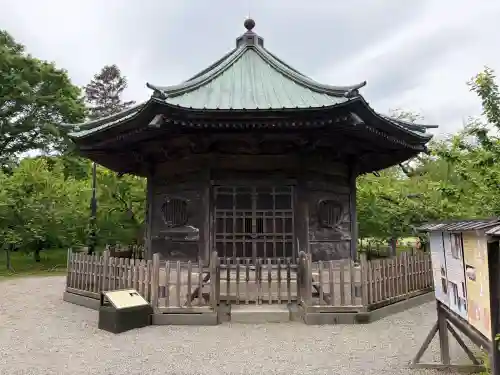 弘道館鹿島神社の{uncategorized: "未分類", other: "その他", undefined: "問題あり", building: "その他建物", grave: "お墓", sacred_gate: "鳥居", guardian: "狛犬", statue: "像", buddha: "仏像", history: "歴史", nature: "自然", garden: "庭園", animal: "動物", pagoda: "塔", temizu: "手水舎", mountain_gate: "山門・神門", sanctuary: "本殿・本堂", subordinate: "末社・摂社", art: "芸術", scenery: "景色", jizo: "地蔵", ema: "絵馬", goshuin: "御朱印", omikuji: "おみくじ", items: "授与品その他", amulet: "お守り", goshuincho: "御朱印帳", eats: "食事", festival: "お祭り", votive_dance: "神楽", shichigosan: "七五三参", wedding: "結婚式", experience: "体験その他", initially: "初詣", around: "周辺", anti_infection: "感染症対策"}