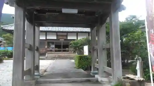 千燈寺の山門