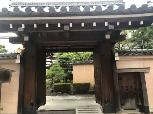 宝泰寺の山門