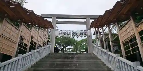 伊勢山皇大神宮の鳥居