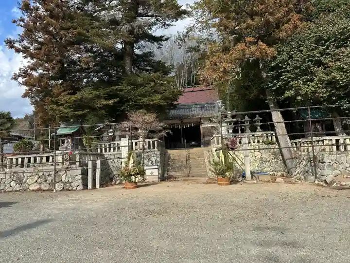岐尼神社の{uncategorized: "未分類", other: "その他", undefined: "問題あり", building: "その他建物", grave: "お墓", sacred_gate: "鳥居", guardian: "狛犬", statue: "像", buddha: "仏像", history: "歴史", nature: "自然", garden: "庭園", animal: "動物", pagoda: "塔", temizu: "手水舎", mountain_gate: "山門・神門", sanctuary: "本殿・本堂", subordinate: "末社・摂社", art: "芸術", scenery: "景色", jizo: "地蔵", ema: "絵馬", goshuin: "御朱印", omikuji: "おみくじ", items: "授与品その他", amulet: "お守り", goshuincho: "御朱印帳", eats: "食事", festival: "お祭り", votive_dance: "神楽", shichigosan: "七五三参", wedding: "結婚式", experience: "体験その他", initially: "初詣", around: "周辺", anti_infection: "感染症対策"}