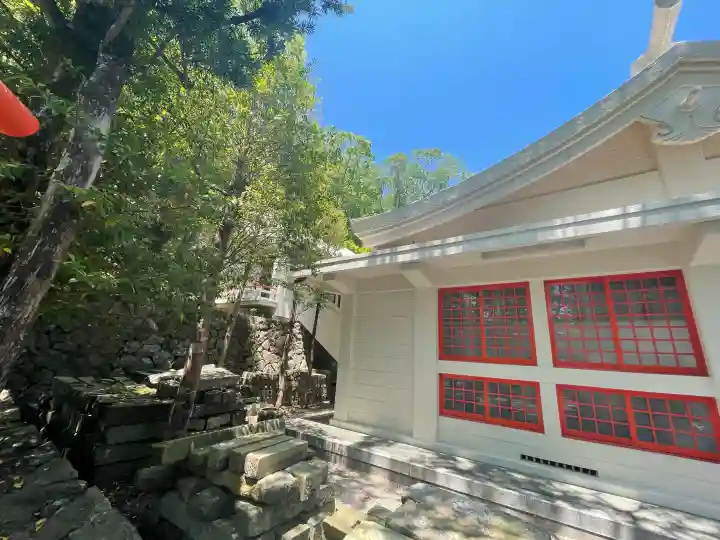淵神社の{uncategorized: "未分類", other: "その他", undefined: "問題あり", building: "その他建物", grave: "お墓", sacred_gate: "鳥居", guardian: "狛犬", statue: "像", buddha: "仏像", history: "歴史", nature: "自然", garden: "庭園", animal: "動物", pagoda: "塔", temizu: "手水舎", mountain_gate: "山門・神門", sanctuary: "本殿・本堂", subordinate: "末社・摂社", art: "芸術", scenery: "景色", jizo: "地蔵", ema: "絵馬", goshuin: "御朱印", omikuji: "おみくじ", items: "授与品その他", amulet: "お守り", goshuincho: "御朱印帳", eats: "食事", festival: "お祭り", votive_dance: "神楽", shichigosan: "七五三参", wedding: "結婚式", experience: "体験その他", initially: "初詣", around: "周辺", anti_infection: "感染症対策"}