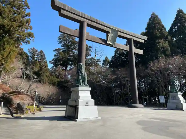 秋葉山本宮 秋葉神社 上社の{uncategorized: "未分類", other: "その他", undefined: "問題あり", building: "その他建物", grave: "お墓", sacred_gate: "鳥居", guardian: "狛犬", statue: "像", buddha: "仏像", history: "歴史", nature: "自然", garden: "庭園", animal: "動物", pagoda: "塔", temizu: "手水舎", mountain_gate: "山門・神門", sanctuary: "本殿・本堂", subordinate: "末社・摂社", art: "芸術", scenery: "景色", jizo: "地蔵", ema: "絵馬", goshuin: "御朱印", omikuji: "おみくじ", items: "授与品その他", amulet: "お守り", goshuincho: "御朱印帳", eats: "食事", festival: "お祭り", votive_dance: "神楽", shichigosan: "七五三参", wedding: "結婚式", experience: "体験その他", initially: "初詣", around: "周辺", anti_infection: "感染症対策"}