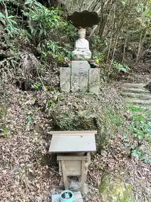 観音寺（岩屋観音）の{uncategorized: "未分類", other: "その他", undefined: "問題あり", building: "その他建物", grave: "お墓", sacred_gate: "鳥居", guardian: "狛犬", statue: "像", buddha: "仏像", history: "歴史", nature: "自然", garden: "庭園", animal: "動物", pagoda: "塔", temizu: "手水舎", mountain_gate: "山門・神門", sanctuary: "本殿・本堂", subordinate: "末社・摂社", art: "芸術", scenery: "景色", jizo: "地蔵", ema: "絵馬", goshuin: "御朱印", omikuji: "おみくじ", items: "授与品その他", amulet: "お守り", goshuincho: "御朱印帳", eats: "食事", festival: "お祭り", votive_dance: "神楽", shichigosan: "七五三参", wedding: "結婚式", experience: "体験その他", initially: "初詣", around: "周辺", anti_infection: "感染症対策"}