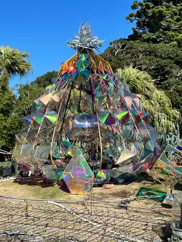 龍宮（江島神社）の{uncategorized: "未分類", other: "その他", undefined: "問題あり", building: "その他建物", grave: "お墓", sacred_gate: "鳥居", guardian: "狛犬", statue: "像", buddha: "仏像", history: "歴史", nature: "自然", garden: "庭園", animal: "動物", pagoda: "塔", temizu: "手水舎", mountain_gate: "山門・神門", sanctuary: "本殿・本堂", subordinate: "末社・摂社", art: "芸術", scenery: "景色", jizo: "地蔵", ema: "絵馬", goshuin: "御朱印", omikuji: "おみくじ", items: "授与品その他", amulet: "お守り", goshuincho: "御朱印帳", eats: "食事", festival: "お祭り", votive_dance: "神楽", shichigosan: "七五三参", wedding: "結婚式", experience: "体験その他", initially: "初詣", around: "周辺", anti_infection: "感染症対策"}