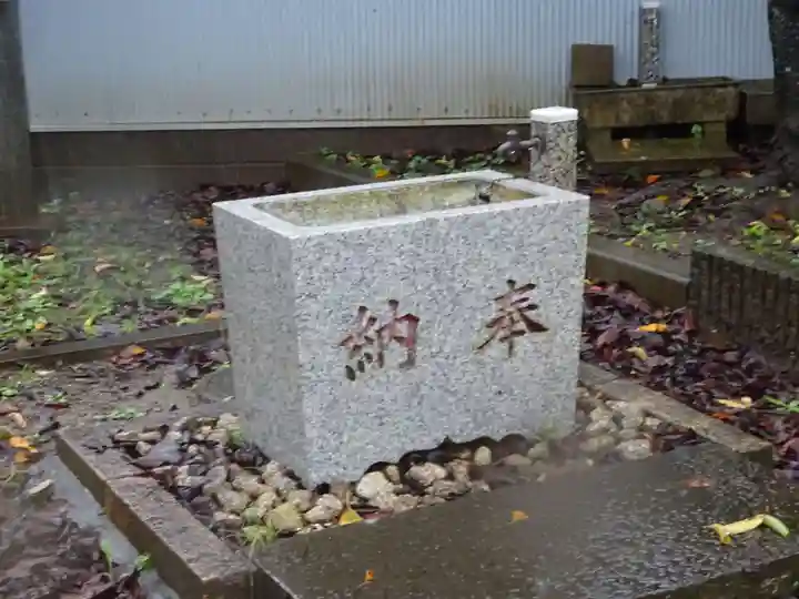 神明社の手水舎