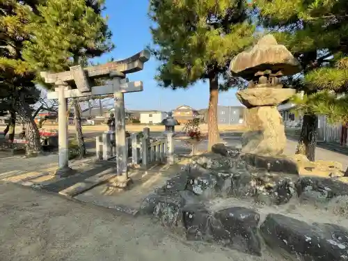 天神社遥拝所の{uncategorized: "未分類", other: "その他", undefined: "問題あり", building: "その他建物", grave: "お墓", sacred_gate: "鳥居", guardian: "狛犬", statue: "像", buddha: "仏像", history: "歴史", nature: "自然", garden: "庭園", animal: "動物", pagoda: "塔", temizu: "手水舎", mountain_gate: "山門・神門", sanctuary: "本殿・本堂", subordinate: "末社・摂社", art: "芸術", scenery: "景色", jizo: "地蔵", ema: "絵馬", goshuin: "御朱印", omikuji: "おみくじ", items: "授与品その他", amulet: "お守り", goshuincho: "御朱印帳", eats: "食事", festival: "お祭り", votive_dance: "神楽", shichigosan: "七五三参", wedding: "結婚式", experience: "体験その他", initially: "初詣", around: "周辺", anti_infection: "感染症対策"}