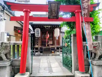 三光稲荷神社の{uncategorized: "未分類", other: "その他", undefined: "問題あり", building: "その他建物", grave: "お墓", sacred_gate: "鳥居", guardian: "狛犬", statue: "像", buddha: "仏像", history: "歴史", nature: "自然", garden: "庭園", animal: "動物", pagoda: "塔", temizu: "手水舎", mountain_gate: "山門・神門", sanctuary: "本殿・本堂", subordinate: "末社・摂社", art: "芸術", scenery: "景色", jizo: "地蔵", ema: "絵馬", goshuin: "御朱印", omikuji: "おみくじ", items: "授与品その他", amulet: "お守り", goshuincho: "御朱印帳", eats: "食事", festival: "お祭り", votive_dance: "神楽", shichigosan: "七五三参", wedding: "結婚式", experience: "体験その他", initially: "初詣", around: "周辺", anti_infection: "感染症対策"}