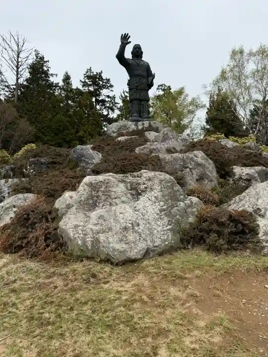 三峯神社の{uncategorized: "未分類", other: "その他", undefined: "問題あり", building: "その他建物", grave: "お墓", sacred_gate: "鳥居", guardian: "狛犬", statue: "像", buddha: "仏像", history: "歴史", nature: "自然", garden: "庭園", animal: "動物", pagoda: "塔", temizu: "手水舎", mountain_gate: "山門・神門", sanctuary: "本殿・本堂", subordinate: "末社・摂社", art: "芸術", scenery: "景色", jizo: "地蔵", ema: "絵馬", goshuin: "御朱印", omikuji: "おみくじ", items: "授与品その他", amulet: "お守り", goshuincho: "御朱印帳", eats: "食事", festival: "お祭り", votive_dance: "神楽", shichigosan: "七五三参", wedding: "結婚式", experience: "体験その他", initially: "初詣", around: "周辺", anti_infection: "感染症対策"}