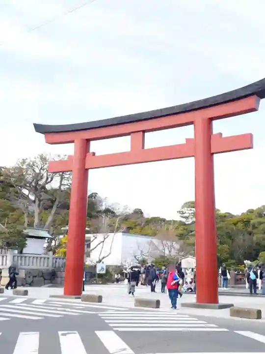 鶴岡八幡宮の{uncategorized: "未分類", other: "その他", undefined: "問題あり", building: "その他建物", grave: "お墓", sacred_gate: "鳥居", guardian: "狛犬", statue: "像", buddha: "仏像", history: "歴史", nature: "自然", garden: "庭園", animal: "動物", pagoda: "塔", temizu: "手水舎", mountain_gate: "山門・神門", sanctuary: "本殿・本堂", subordinate: "末社・摂社", art: "芸術", scenery: "景色", jizo: "地蔵", ema: "絵馬", goshuin: "御朱印", omikuji: "おみくじ", items: "授与品その他", amulet: "お守り", goshuincho: "御朱印帳", eats: "食事", festival: "お祭り", votive_dance: "神楽", shichigosan: "七五三参", wedding: "結婚式", experience: "体験その他", initially: "初詣", around: "周辺", anti_infection: "感染症対策"}