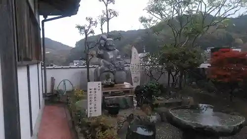 妙香庵　本堂の像