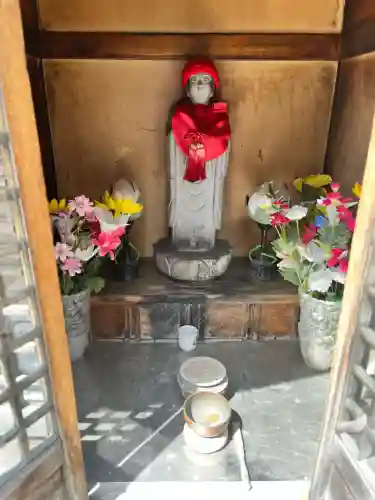 交通安全地蔵尊の{uncategorized: "未分類", other: "その他", undefined: "問題あり", building: "その他建物", grave: "お墓", sacred_gate: "鳥居", guardian: "狛犬", statue: "像", buddha: "仏像", history: "歴史", nature: "自然", garden: "庭園", animal: "動物", pagoda: "塔", temizu: "手水舎", mountain_gate: "山門・神門", sanctuary: "本殿・本堂", subordinate: "末社・摂社", art: "芸術", scenery: "景色", jizo: "地蔵", ema: "絵馬", goshuin: "御朱印", omikuji: "おみくじ", items: "授与品その他", amulet: "お守り", goshuincho: "御朱印帳", eats: "食事", festival: "お祭り", votive_dance: "神楽", shichigosan: "七五三参", wedding: "結婚式", experience: "体験その他", initially: "初詣", around: "周辺", anti_infection: "感染症対策"}