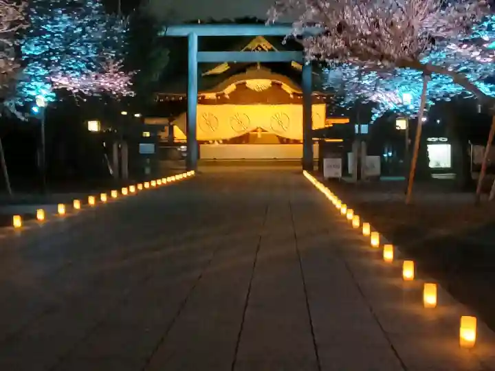 靖國神社の{uncategorized: "未分類", other: "その他", undefined: "問題あり", building: "その他建物", grave: "お墓", sacred_gate: "鳥居", guardian: "狛犬", statue: "像", buddha: "仏像", history: "歴史", nature: "自然", garden: "庭園", animal: "動物", pagoda: "塔", temizu: "手水舎", mountain_gate: "山門・神門", sanctuary: "本殿・本堂", subordinate: "末社・摂社", art: "芸術", scenery: "景色", jizo: "地蔵", ema: "絵馬", goshuin: "御朱印", omikuji: "おみくじ", items: "授与品その他", amulet: "お守り", goshuincho: "御朱印帳", eats: "食事", festival: "お祭り", votive_dance: "神楽", shichigosan: "七五三参", wedding: "結婚式", experience: "体験その他", initially: "初詣", around: "周辺", anti_infection: "感染症対策"}
