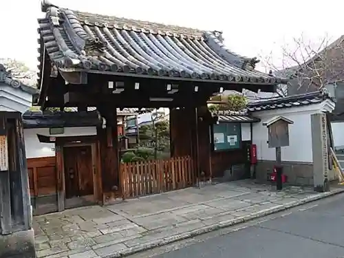 蓮光寺の山門