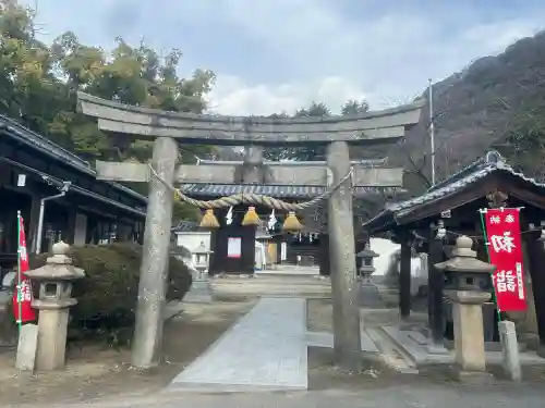 三原八幡宮の{uncategorized: "未分類", other: "その他", undefined: "問題あり", building: "その他建物", grave: "お墓", sacred_gate: "鳥居", guardian: "狛犬", statue: "像", buddha: "仏像", history: "歴史", nature: "自然", garden: "庭園", animal: "動物", pagoda: "塔", temizu: "手水舎", mountain_gate: "山門・神門", sanctuary: "本殿・本堂", subordinate: "末社・摂社", art: "芸術", scenery: "景色", jizo: "地蔵", ema: "絵馬", goshuin: "御朱印", omikuji: "おみくじ", items: "授与品その他", amulet: "お守り", goshuincho: "御朱印帳", eats: "食事", festival: "お祭り", votive_dance: "神楽", shichigosan: "七五三参", wedding: "結婚式", experience: "体験その他", initially: "初詣", around: "周辺", anti_infection: "感染症対策"}