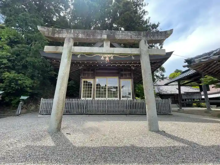 日枝神社 (甲南町稗谷)の{uncategorized: "未分類", other: "その他", undefined: "問題あり", building: "その他建物", grave: "お墓", sacred_gate: "鳥居", guardian: "狛犬", statue: "像", buddha: "仏像", history: "歴史", nature: "自然", garden: "庭園", animal: "動物", pagoda: "塔", temizu: "手水舎", mountain_gate: "山門・神門", sanctuary: "本殿・本堂", subordinate: "末社・摂社", art: "芸術", scenery: "景色", jizo: "地蔵", ema: "絵馬", goshuin: "御朱印", omikuji: "おみくじ", items: "授与品その他", amulet: "お守り", goshuincho: "御朱印帳", eats: "食事", festival: "お祭り", votive_dance: "神楽", shichigosan: "七五三参", wedding: "結婚式", experience: "体験その他", initially: "初詣", around: "周辺", anti_infection: "感染症対策"}
