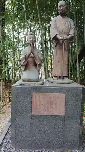 稲足神社の像