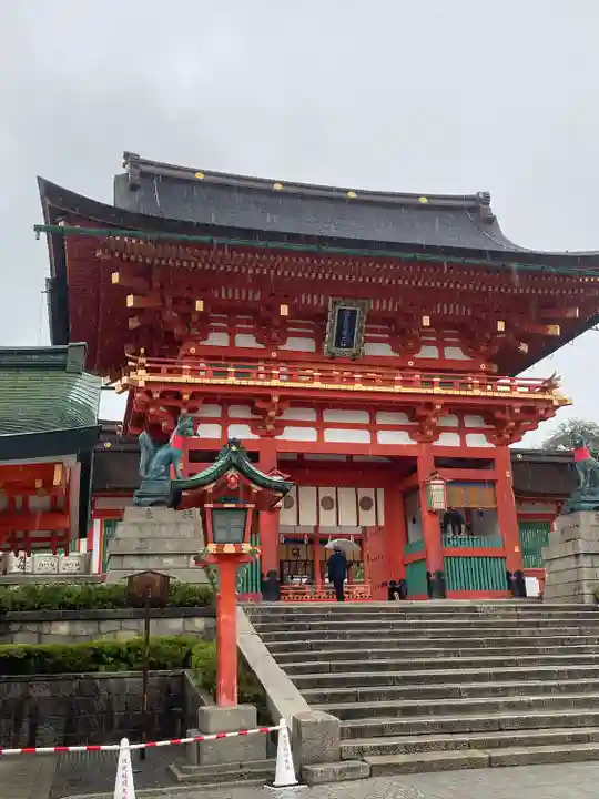 伏見稲荷大社の山門・神門