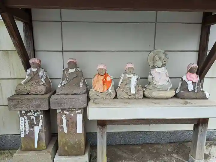 成田山 薬師堂(旧本堂)の地蔵