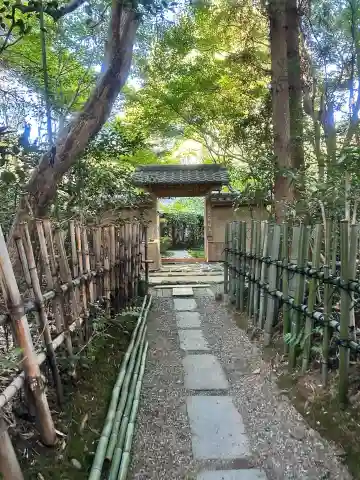 厭離庵の{uncategorized: "未分類", other: "その他", undefined: "問題あり", building: "その他建物", grave: "お墓", sacred_gate: "鳥居", guardian: "狛犬", statue: "像", buddha: "仏像", history: "歴史", nature: "自然", garden: "庭園", animal: "動物", pagoda: "塔", temizu: "手水舎", mountain_gate: "山門・神門", sanctuary: "本殿・本堂", subordinate: "末社・摂社", art: "芸術", scenery: "景色", jizo: "地蔵", ema: "絵馬", goshuin: "御朱印", omikuji: "おみくじ", items: "授与品その他", amulet: "お守り", goshuincho: "御朱印帳", eats: "食事", festival: "お祭り", votive_dance: "神楽", shichigosan: "七五三参", wedding: "結婚式", experience: "体験その他", initially: "初詣", around: "周辺", anti_infection: "感染症対策"}
