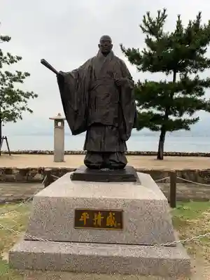 厳島神社の像