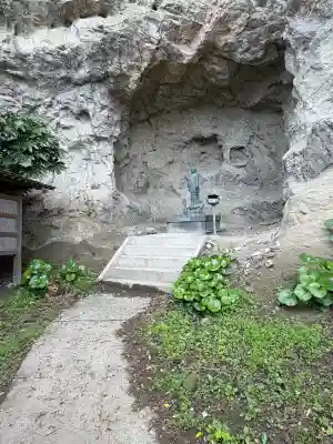 真勝寺の{uncategorized: "未分類", other: "その他", undefined: "問題あり", building: "その他建物", grave: "お墓", sacred_gate: "鳥居", guardian: "狛犬", statue: "像", buddha: "仏像", history: "歴史", nature: "自然", garden: "庭園", animal: "動物", pagoda: "塔", temizu: "手水舎", mountain_gate: "山門・神門", sanctuary: "本殿・本堂", subordinate: "末社・摂社", art: "芸術", scenery: "景色", jizo: "地蔵", ema: "絵馬", goshuin: "御朱印", omikuji: "おみくじ", items: "授与品その他", amulet: "お守り", goshuincho: "御朱印帳", eats: "食事", festival: "お祭り", votive_dance: "神楽", shichigosan: "七五三参", wedding: "結婚式", experience: "体験その他", initially: "初詣", around: "周辺", anti_infection: "感染症対策"}
