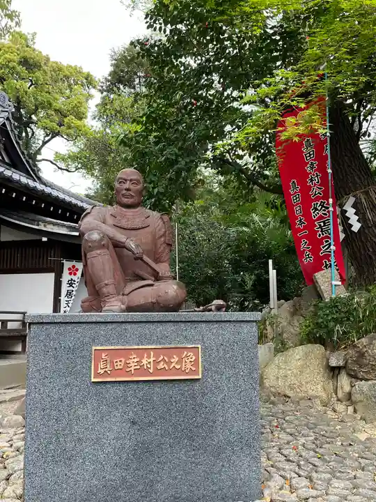 安居神社の像