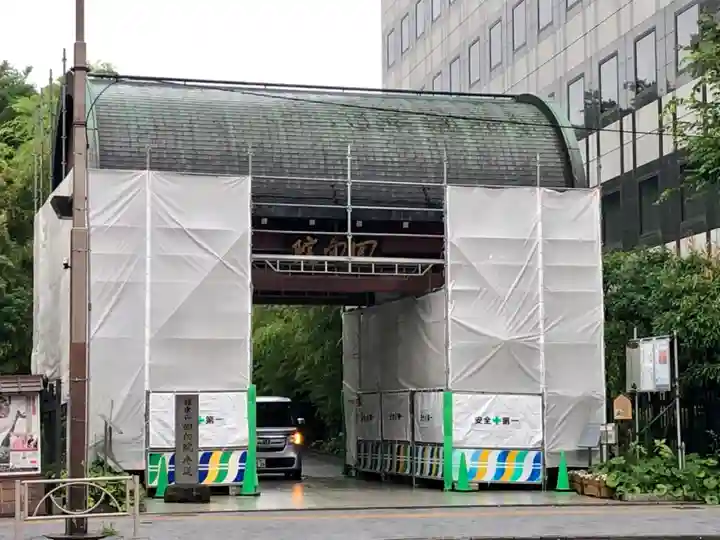 回向院の山門・神門