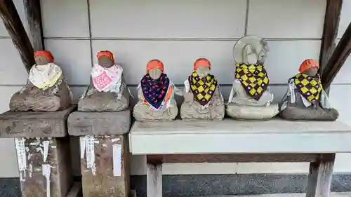 成田山　薬師堂（旧本堂）の地蔵