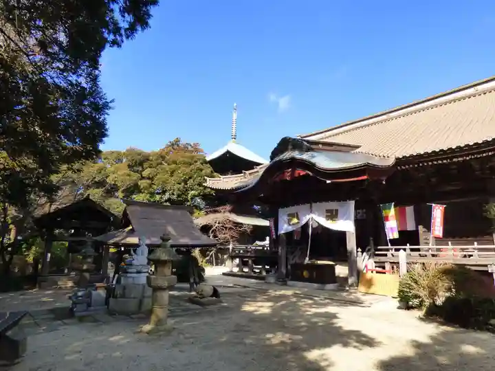 椎尾山薬王院の本殿・本堂