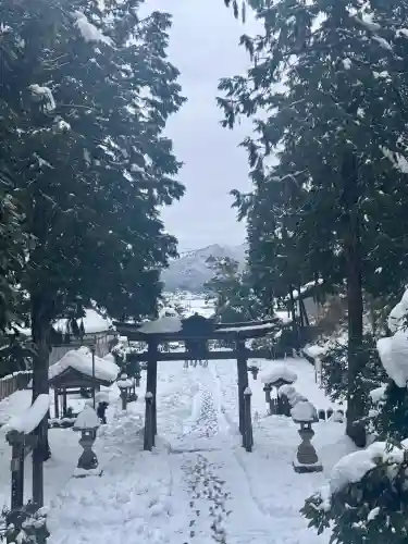 倭文神社の{uncategorized: "未分類", other: "その他", undefined: "問題あり", building: "その他建物", grave: "お墓", sacred_gate: "鳥居", guardian: "狛犬", statue: "像", buddha: "仏像", history: "歴史", nature: "自然", garden: "庭園", animal: "動物", pagoda: "塔", temizu: "手水舎", mountain_gate: "山門・神門", sanctuary: "本殿・本堂", subordinate: "末社・摂社", art: "芸術", scenery: "景色", jizo: "地蔵", ema: "絵馬", goshuin: "御朱印", omikuji: "おみくじ", items: "授与品その他", amulet: "お守り", goshuincho: "御朱印帳", eats: "食事", festival: "お祭り", votive_dance: "神楽", shichigosan: "七五三参", wedding: "結婚式", experience: "体験その他", initially: "初詣", around: "周辺", anti_infection: "感染症対策"}