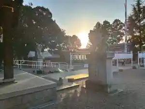 〈本郷熊野神社〉加木屋町宮ノ脇43
1月1日 午前0時〜午前2時、午前6時〜午後4時
1月2〜5日 午前9時〜午後4時
1月6日以降 午前9時〜午後4時ですが、出張祭典やご祈祷により一時的に不在になる場合がございます。
〈新田熊野神社〉加木屋町柿畑66
1月1日 午前0時〜午前2時、午前6時〜午後4時
1月2〜5日 午前9時〜午後4時
1月6日以降は本郷熊野神社のみのご対応となります。
★注意★
※時間外のご対応は致しかねますので、予めご了承ください。
※本郷・新田ともに駐車場のご準備はございますが、正月期間は大変混み合いますので、運転には気をつけて、また近隣の皆さまのご迷惑にならないようご協力お願いいたします。