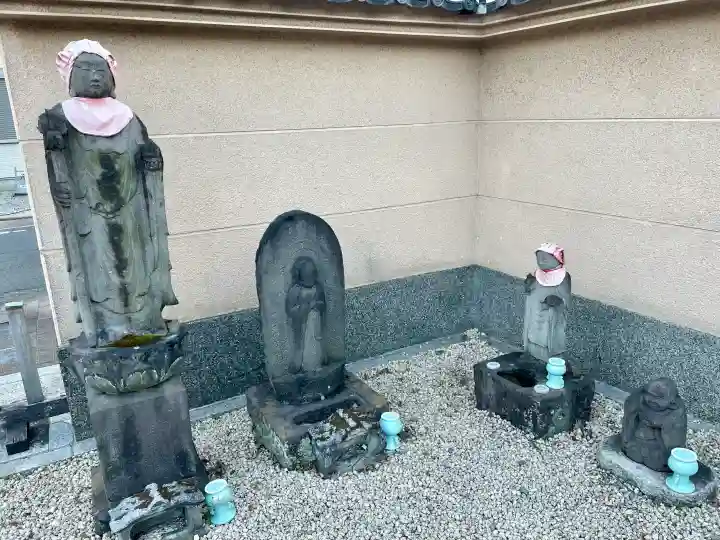 蓮花寺の{uncategorized: "未分類", other: "その他", undefined: "問題あり", building: "その他建物", grave: "お墓", sacred_gate: "鳥居", guardian: "狛犬", statue: "像", buddha: "仏像", history: "歴史", nature: "自然", garden: "庭園", animal: "動物", pagoda: "塔", temizu: "手水舎", mountain_gate: "山門・神門", sanctuary: "本殿・本堂", subordinate: "末社・摂社", art: "芸術", scenery: "景色", jizo: "地蔵", ema: "絵馬", goshuin: "御朱印", omikuji: "おみくじ", items: "授与品その他", amulet: "お守り", goshuincho: "御朱印帳", eats: "食事", festival: "お祭り", votive_dance: "神楽", shichigosan: "七五三参", wedding: "結婚式", experience: "体験その他", initially: "初詣", around: "周辺", anti_infection: "感染症対策"}