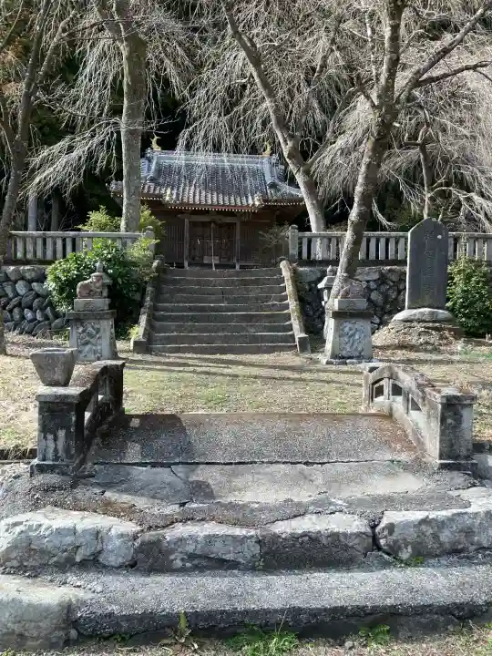 宇都宮神社(作原町)の{uncategorized: "未分類", other: "その他", undefined: "問題あり", building: "その他建物", grave: "お墓", sacred_gate: "鳥居", guardian: "狛犬", statue: "像", buddha: "仏像", history: "歴史", nature: "自然", garden: "庭園", animal: "動物", pagoda: "塔", temizu: "手水舎", mountain_gate: "山門・神門", sanctuary: "本殿・本堂", subordinate: "末社・摂社", art: "芸術", scenery: "景色", jizo: "地蔵", ema: "絵馬", goshuin: "御朱印", omikuji: "おみくじ", items: "授与品その他", amulet: "お守り", goshuincho: "御朱印帳", eats: "食事", festival: "お祭り", votive_dance: "神楽", shichigosan: "七五三参", wedding: "結婚式", experience: "体験その他", initially: "初詣", around: "周辺", anti_infection: "感染症対策"}