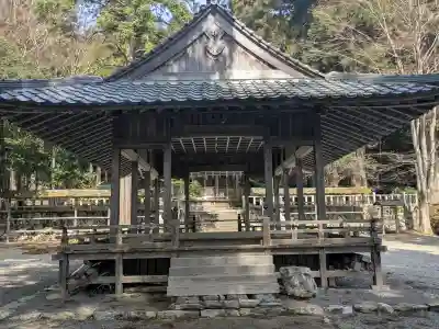 知井八幡神社の{uncategorized: "未分類", other: "その他", undefined: "問題あり", building: "その他建物", grave: "お墓", sacred_gate: "鳥居", guardian: "狛犬", statue: "像", buddha: "仏像", history: "歴史", nature: "自然", garden: "庭園", animal: "動物", pagoda: "塔", temizu: "手水舎", mountain_gate: "山門・神門", sanctuary: "本殿・本堂", subordinate: "末社・摂社", art: "芸術", scenery: "景色", jizo: "地蔵", ema: "絵馬", goshuin: "御朱印", omikuji: "おみくじ", items: "授与品その他", amulet: "お守り", goshuincho: "御朱印帳", eats: "食事", festival: "お祭り", votive_dance: "神楽", shichigosan: "七五三参", wedding: "結婚式", experience: "体験その他", initially: "初詣", around: "周辺", anti_infection: "感染症対策"}