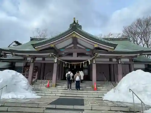 札幌護國神社の{uncategorized: "未分類", other: "その他", undefined: "問題あり", building: "その他建物", grave: "お墓", sacred_gate: "鳥居", guardian: "狛犬", statue: "像", buddha: "仏像", history: "歴史", nature: "自然", garden: "庭園", animal: "動物", pagoda: "塔", temizu: "手水舎", mountain_gate: "山門・神門", sanctuary: "本殿・本堂", subordinate: "末社・摂社", art: "芸術", scenery: "景色", jizo: "地蔵", ema: "絵馬", goshuin: "御朱印", omikuji: "おみくじ", items: "授与品その他", amulet: "お守り", goshuincho: "御朱印帳", eats: "食事", festival: "お祭り", votive_dance: "神楽", shichigosan: "七五三参", wedding: "結婚式", experience: "体験その他", initially: "初詣", around: "周辺", anti_infection: "感染症対策"}