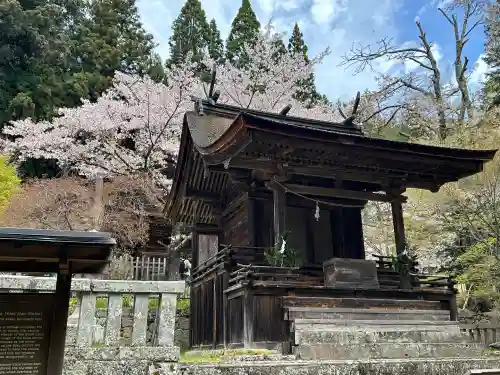 新海三社神社の{uncategorized: "未分類", other: "その他", undefined: "問題あり", building: "その他建物", grave: "お墓", sacred_gate: "鳥居", guardian: "狛犬", statue: "像", buddha: "仏像", history: "歴史", nature: "自然", garden: "庭園", animal: "動物", pagoda: "塔", temizu: "手水舎", mountain_gate: "山門・神門", sanctuary: "本殿・本堂", subordinate: "末社・摂社", art: "芸術", scenery: "景色", jizo: "地蔵", ema: "絵馬", goshuin: "御朱印", omikuji: "おみくじ", items: "授与品その他", amulet: "お守り", goshuincho: "御朱印帳", eats: "食事", festival: "お祭り", votive_dance: "神楽", shichigosan: "七五三参", wedding: "結婚式", experience: "体験その他", initially: "初詣", around: "周辺", anti_infection: "感染症対策"}