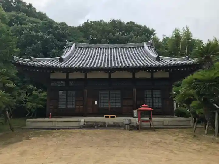 霊芝寺の本殿・本堂