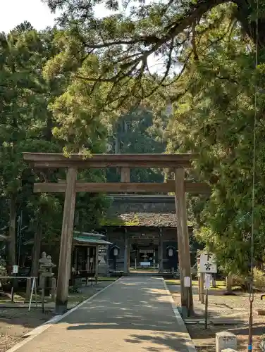 若狭姫神社（若狭彦神社下社）の{uncategorized: "未分類", other: "その他", undefined: "問題あり", building: "その他建物", grave: "お墓", sacred_gate: "鳥居", guardian: "狛犬", statue: "像", buddha: "仏像", history: "歴史", nature: "自然", garden: "庭園", animal: "動物", pagoda: "塔", temizu: "手水舎", mountain_gate: "山門・神門", sanctuary: "本殿・本堂", subordinate: "末社・摂社", art: "芸術", scenery: "景色", jizo: "地蔵", ema: "絵馬", goshuin: "御朱印", omikuji: "おみくじ", items: "授与品その他", amulet: "お守り", goshuincho: "御朱印帳", eats: "食事", festival: "お祭り", votive_dance: "神楽", shichigosan: "七五三参", wedding: "結婚式", experience: "体験その他", initially: "初詣", around: "周辺", anti_infection: "感染症対策"}