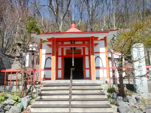 岩戸観音堂の本殿・本堂