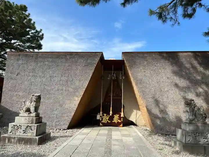 鳥飼八幡宮の{uncategorized: "未分類", other: "その他", undefined: "問題あり", building: "その他建物", grave: "お墓", sacred_gate: "鳥居", guardian: "狛犬", statue: "像", buddha: "仏像", history: "歴史", nature: "自然", garden: "庭園", animal: "動物", pagoda: "塔", temizu: "手水舎", mountain_gate: "山門・神門", sanctuary: "本殿・本堂", subordinate: "末社・摂社", art: "芸術", scenery: "景色", jizo: "地蔵", ema: "絵馬", goshuin: "御朱印", omikuji: "おみくじ", items: "授与品その他", amulet: "お守り", goshuincho: "御朱印帳", eats: "食事", festival: "お祭り", votive_dance: "神楽", shichigosan: "七五三参", wedding: "結婚式", experience: "体験その他", initially: "初詣", around: "周辺", anti_infection: "感染症対策"}