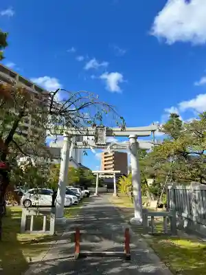 三社神社の{uncategorized: "未分類", other: "その他", undefined: "問題あり", building: "その他建物", grave: "お墓", sacred_gate: "鳥居", guardian: "狛犬", statue: "像", buddha: "仏像", history: "歴史", nature: "自然", garden: "庭園", animal: "動物", pagoda: "塔", temizu: "手水舎", mountain_gate: "山門・神門", sanctuary: "本殿・本堂", subordinate: "末社・摂社", art: "芸術", scenery: "景色", jizo: "地蔵", ema: "絵馬", goshuin: "御朱印", omikuji: "おみくじ", items: "授与品その他", amulet: "お守り", goshuincho: "御朱印帳", eats: "食事", festival: "お祭り", votive_dance: "神楽", shichigosan: "七五三参", wedding: "結婚式", experience: "体験その他", initially: "初詣", around: "周辺", anti_infection: "感染症対策"}